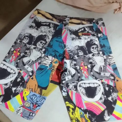 Shorts Estiloso com Estampa Artística e Vibrante