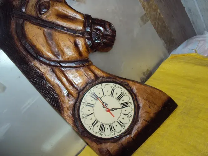 decoraçao cavalo escupido madeira c/relogio antigo 70cnt