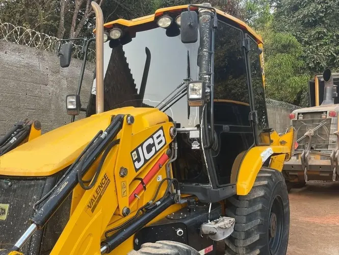 Retroescavadeira JCB - Aceito entrada de R$ 39.500,00