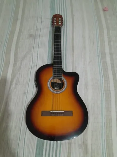 Violão pouquíssimo usado