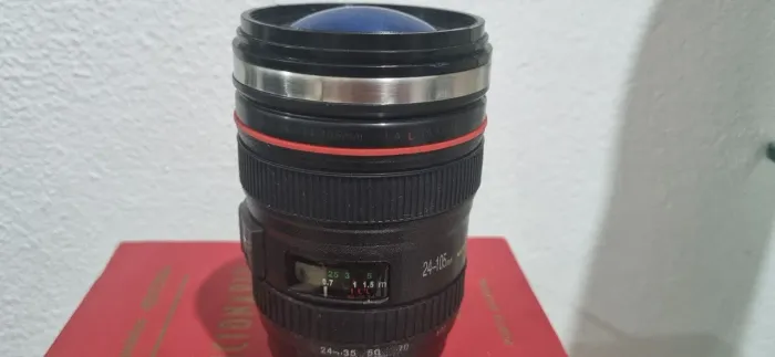 Caneca Térmica em Formato de Lente de Câmera