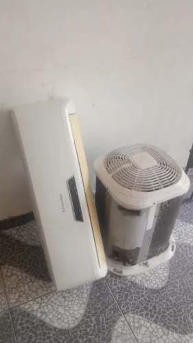 Vendo central de ar 9.000 btus pouco meses usada dou 3 meses de garantia.