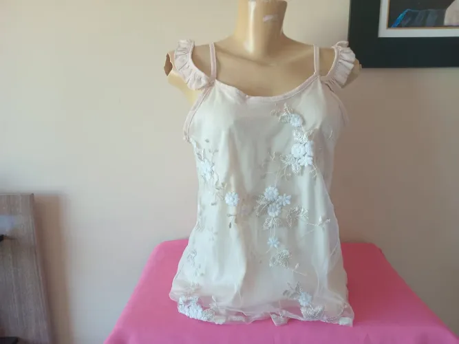 Camiseta feminina com bordado floral