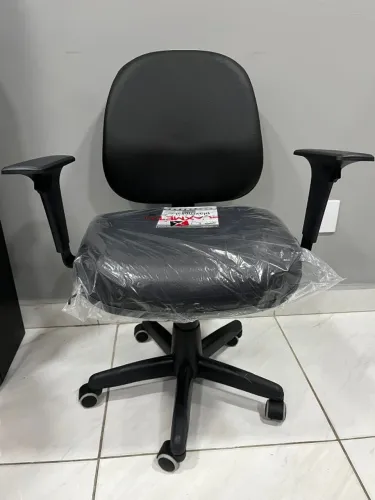 Cadeira Giratória Premium Executiva Backsystem Com Braços Reguláveis - Plaxmetal