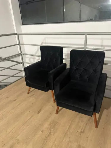 2 Poltronas Elegantes em Veludo Preto