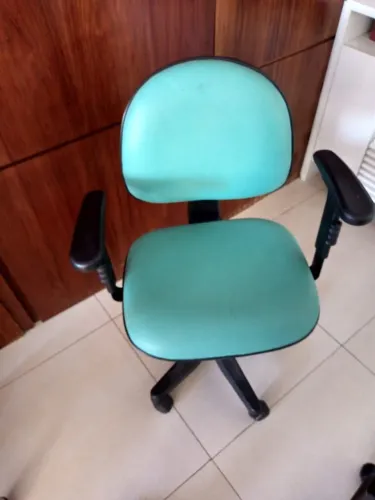 Linda cadeira de girar com altura do assento e dos braços reguláveis.