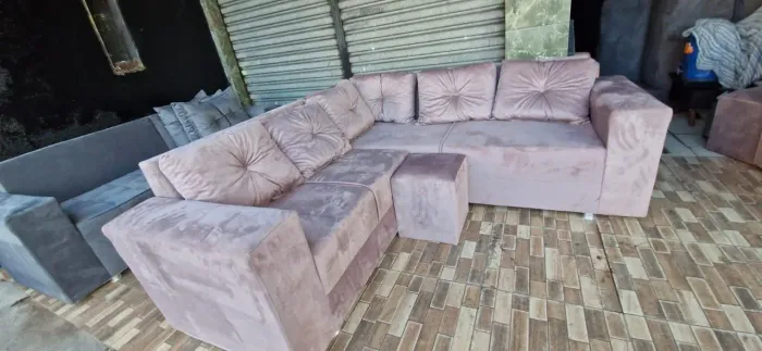 Sofá em L com Puff e Almofadas