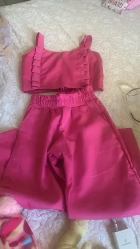 Conjunto cropped e calça rosa