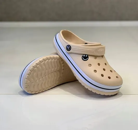 Crocs Yvate Clássico Bege com Detalhes