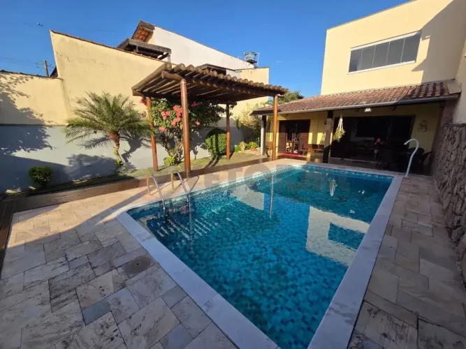 Sobrado com 5 dormitórios à venda, 240 m² por R$ 950.000,00 - Balneário dos Golfinhos - Ca