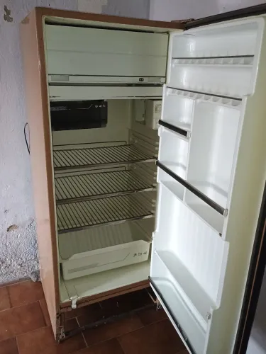 Geladeira em ótimo estado, funcionando perfeitamente.