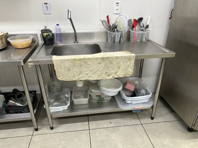 Mesa beira d'água de parede com prateleira, construído em aço inox