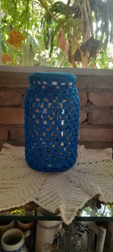 Potes de vidro em crochê azul
