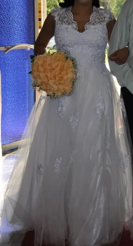 Vestido de noiva elegante e romântico