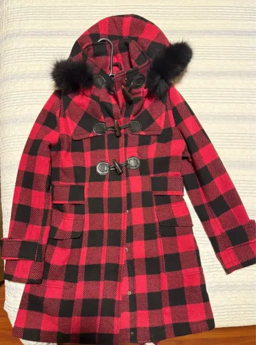 Vendo Casaco lã batida xadrez vermelho e preto com capuz e detalhes em pele