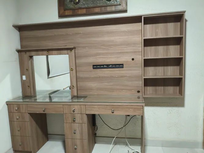 Penteadeira escrivaninha com painel e prateleiras 