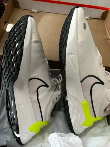Tênis Nike Renew Run 3 TAM43 - ideal para corridas e caminhada