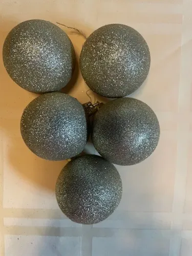 5 Bolas de Natal, R$2,00 cada