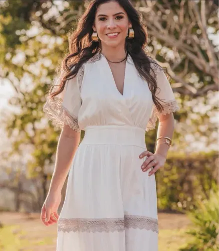 Vestido branco com renda e detalhes