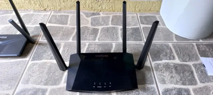 2 Roteadores Dual Band Wifi W5 1200 GS Porta Gigabit 4 Antenas Intelbras Cor Preto + 1Swit