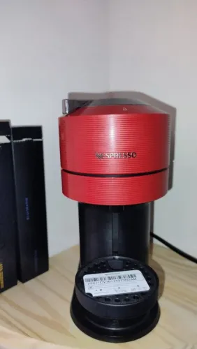 Nespresso Vertuo - Cafeteira de Cápsulas Vermelha