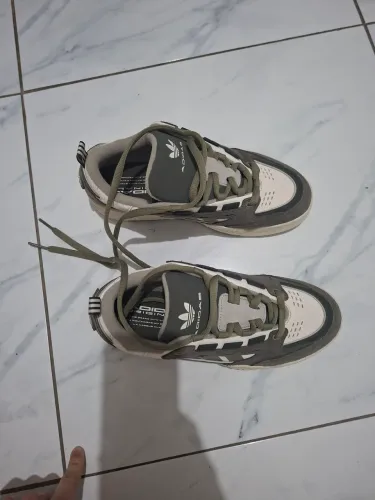 Tênis  adidas novo original 