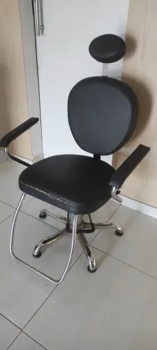 Cadeira Hidráulica para Cabeleireiro, Maquiagem ou Barbearia - Preta