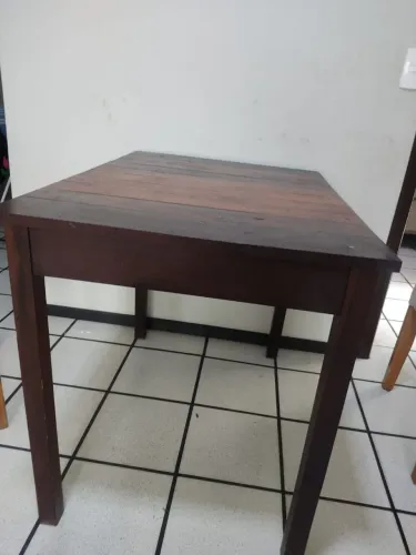 Vendo mesa de madeira para 4 cadeiras