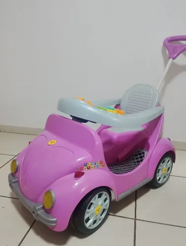 Carrinho de passeio infantil com pedal rosa menina