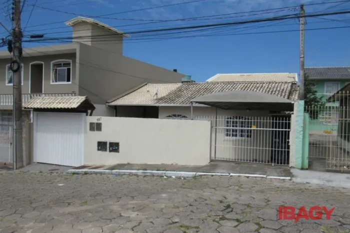 Excelente Casa 3 dormitório(s) em Capoeiras - Florianópolis