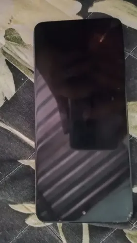 Está com a tela trincada mas n altera ND no uso dele,está bem conservado 