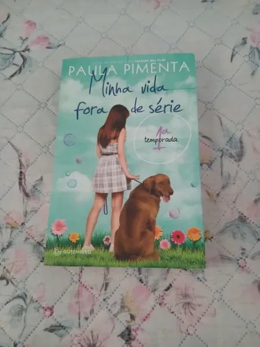 Livro Minha vida fora de série- Paula pimenta