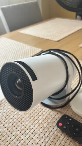 Mini Projetor Portátil + Controle + Suporte de Parede