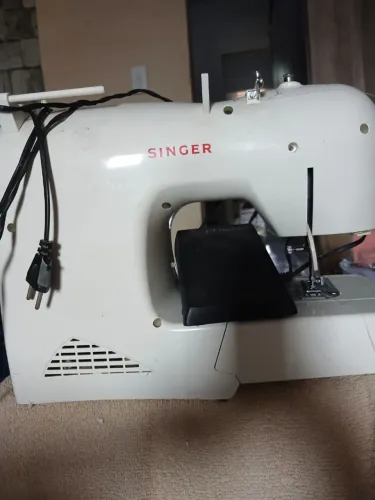 Máquina de custura singer funcionando perfeitamente