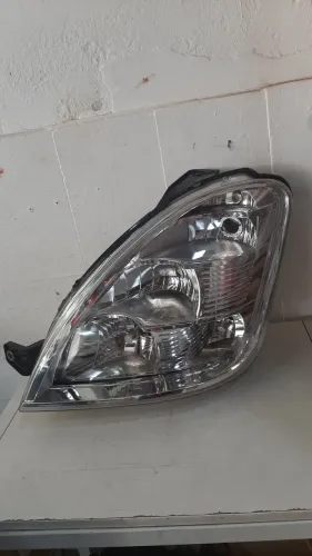 Farol dianteiro direito iveco 2010