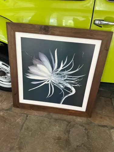 Quadro decorativo com moldura de madeira
