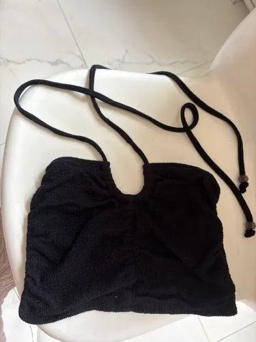 Roupa com diversas amarrações