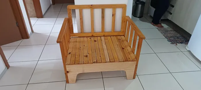 Cadeira - Cama de solteiro madeira s/colchão - ideal p/ receber visita tendo pouco espaço