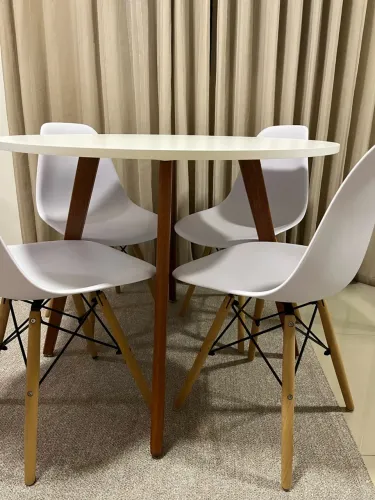 Mesa com 4 cadeiras