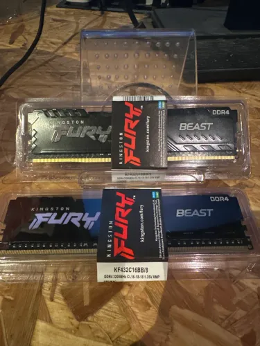 2x Memória Kingston Fury DDR4 8GB 3200 MHz - Nova Lacrada!