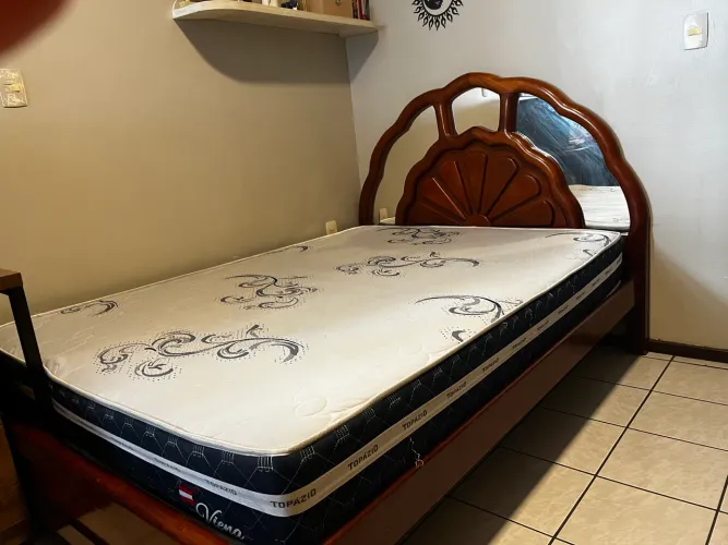 Cama de casal com colchão madeira maciça 