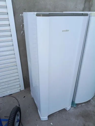 Vendo geladeira Esmaltec de 280 litros degelo funcionando bem