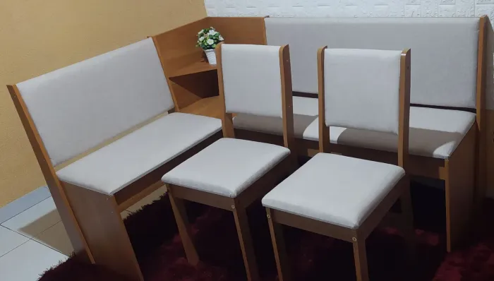 Conjunto de canto alemão com cadeiras.