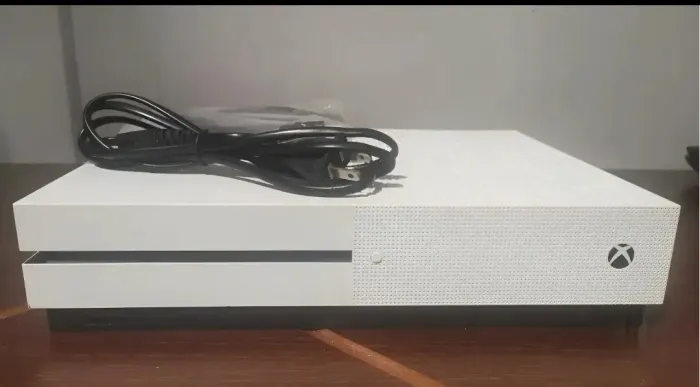 vendo xbox one 1 TB, com cabos. *sem caixa* entre em contato *. preço 1280