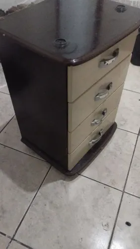 Vendo armário pequeno de 4 gavetas