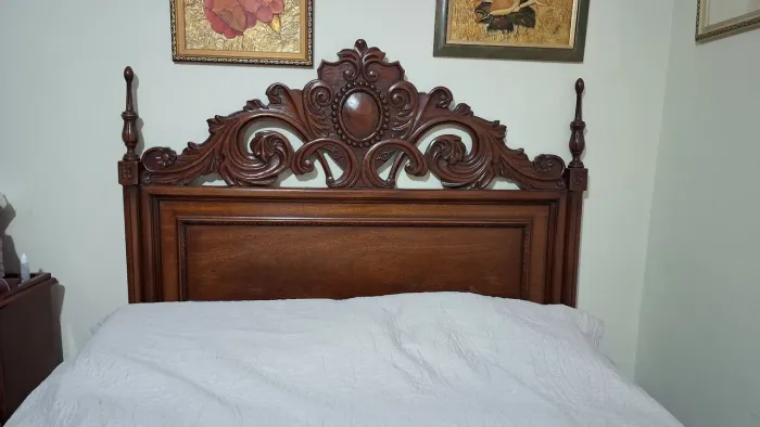 Cama de casal em Cerejeira, completa com colchão! Itaipuaçú.R$ 1.000,00