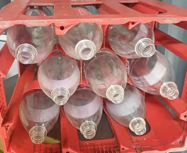 Garrafa retornavel de 2L de coca cola e um engradado