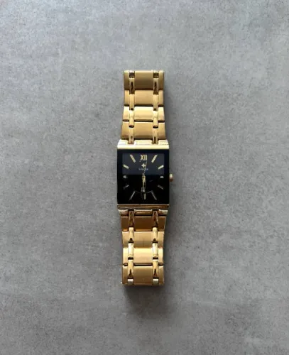 Relógio analógico retangular com pulseira de metal dourado da marca W.WOOR®