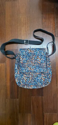Bolsa kipling, alça transversal, com 2 divisórias internas