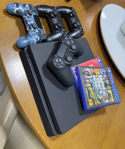 PS4 Slim 1TB + 4 Controles + 2 Jogos